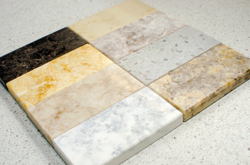 muestras de diferentes tipos de marmol sobre suelo
