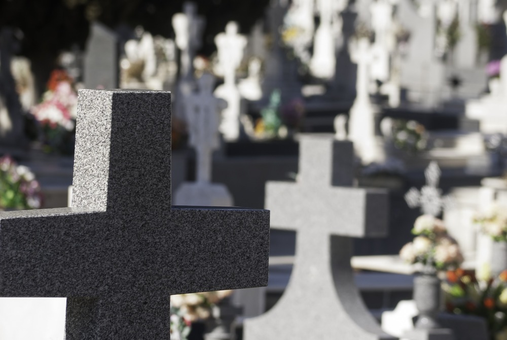 cruces de marmol en cementerio