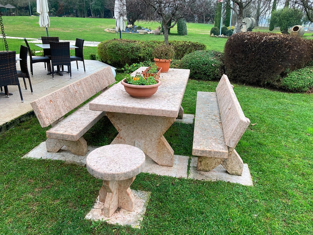 mesa y bancos de marmol en hardin